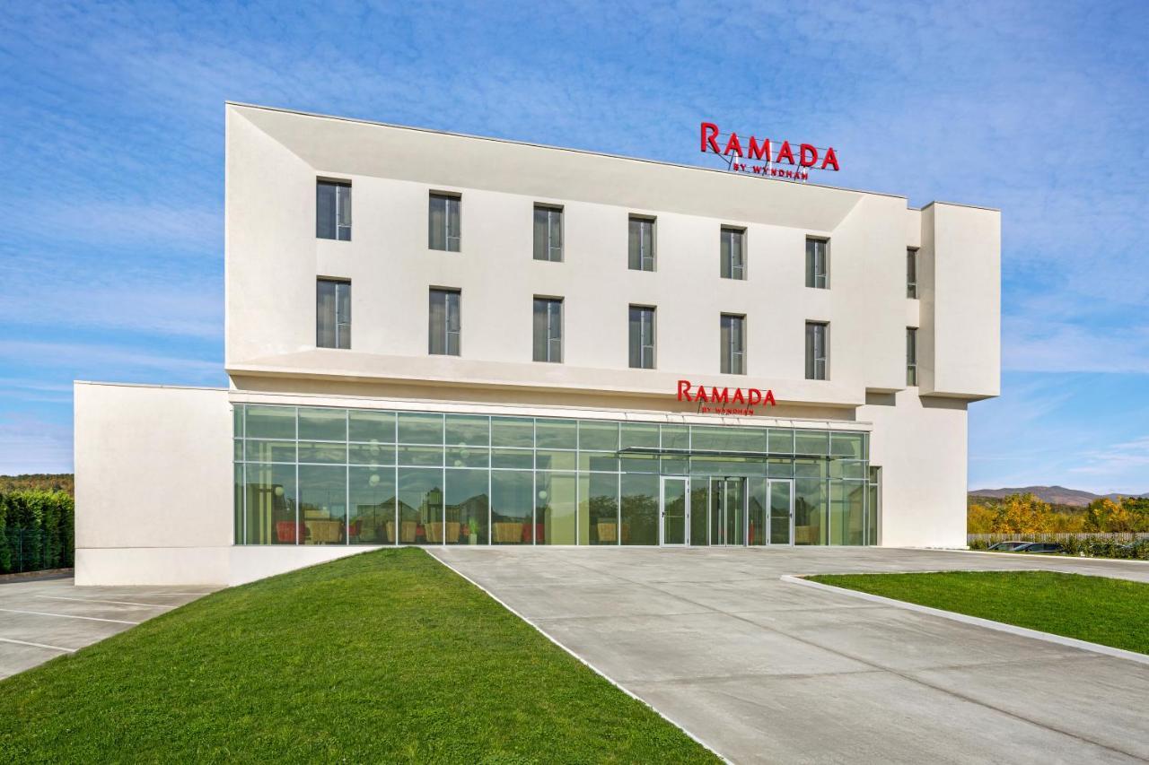 Ramada By Wyndham Targu Jiu Hotel Luaran gambar