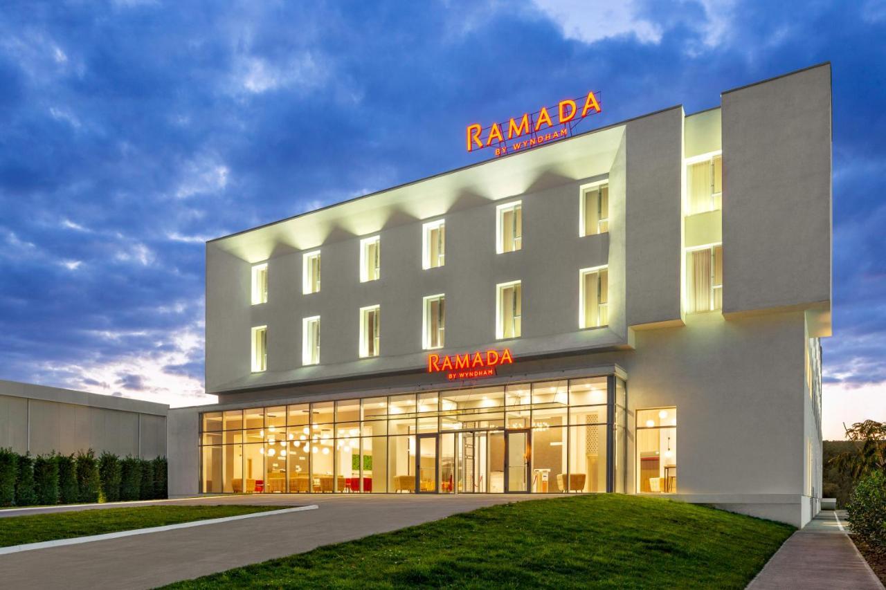 Ramada By Wyndham Targu Jiu Hotel Luaran gambar