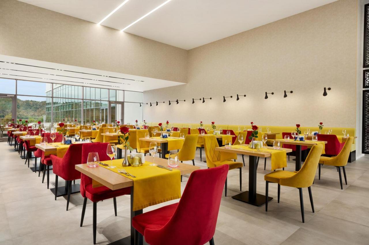 Ramada By Wyndham Targu Jiu Hotel Luaran gambar
