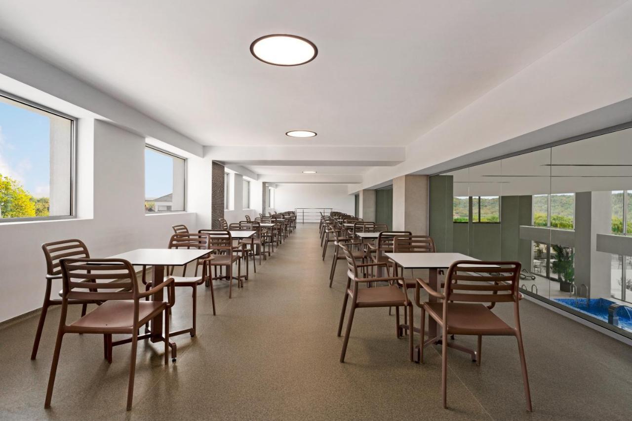 Ramada By Wyndham Targu Jiu Hotel Luaran gambar