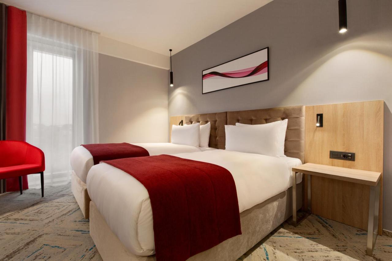 Ramada By Wyndham Targu Jiu Hotel Luaran gambar