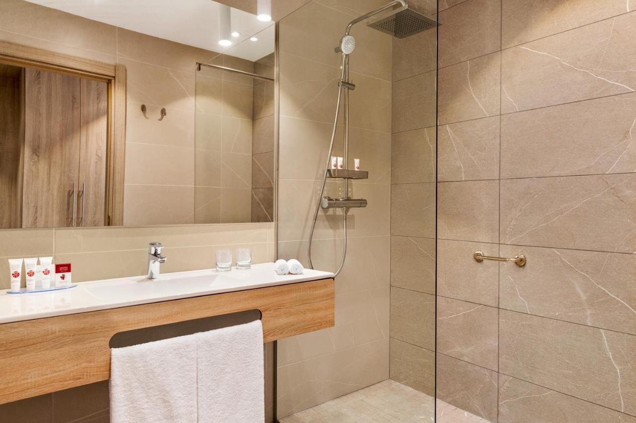 Ramada By Wyndham Targu Jiu Hotel Luaran gambar