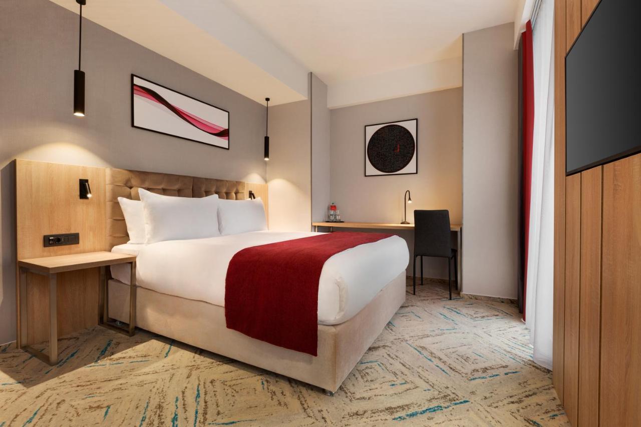 Ramada By Wyndham Targu Jiu Hotel Luaran gambar