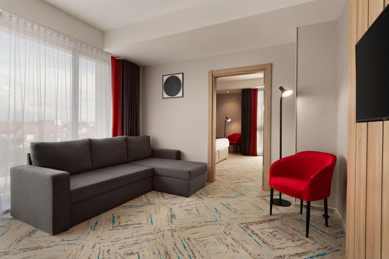 Ramada By Wyndham Targu Jiu Hotel Luaran gambar