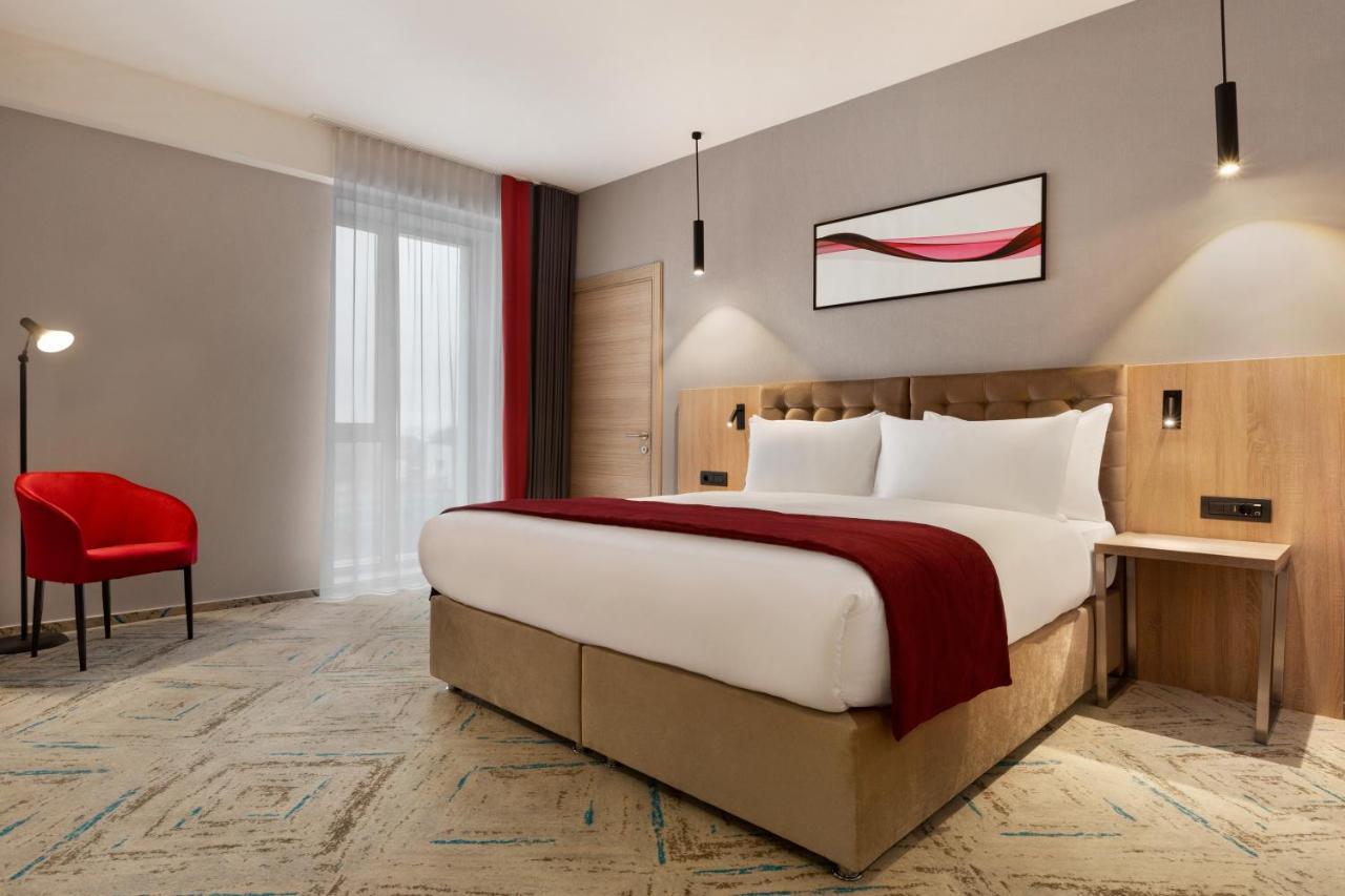 Ramada By Wyndham Targu Jiu Hotel Luaran gambar