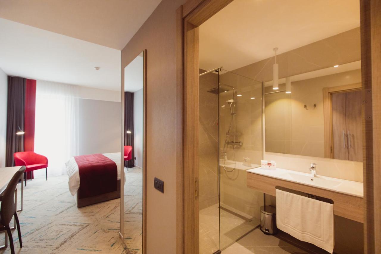 Ramada By Wyndham Targu Jiu Hotel Luaran gambar