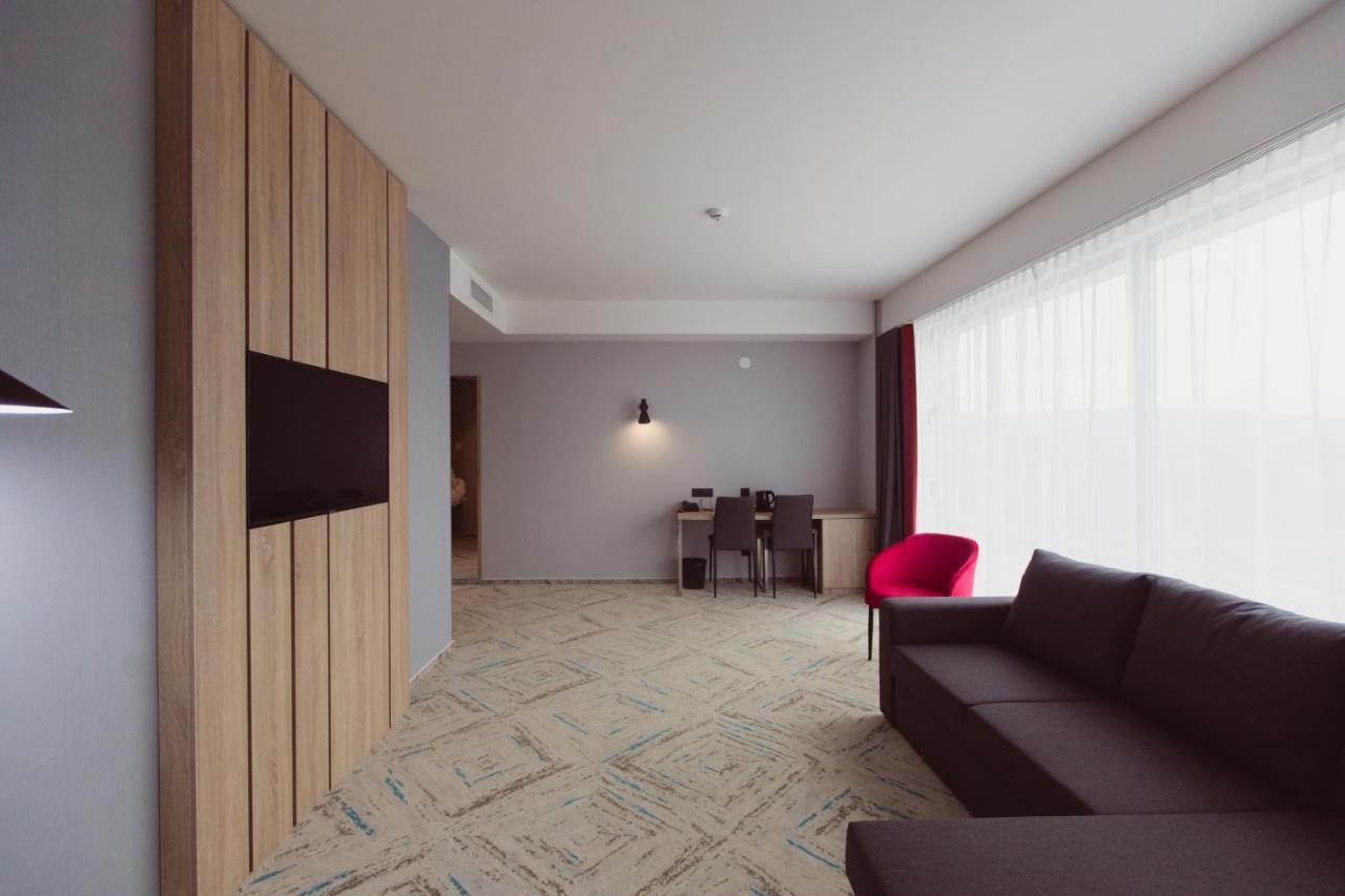 Ramada By Wyndham Targu Jiu Hotel Luaran gambar