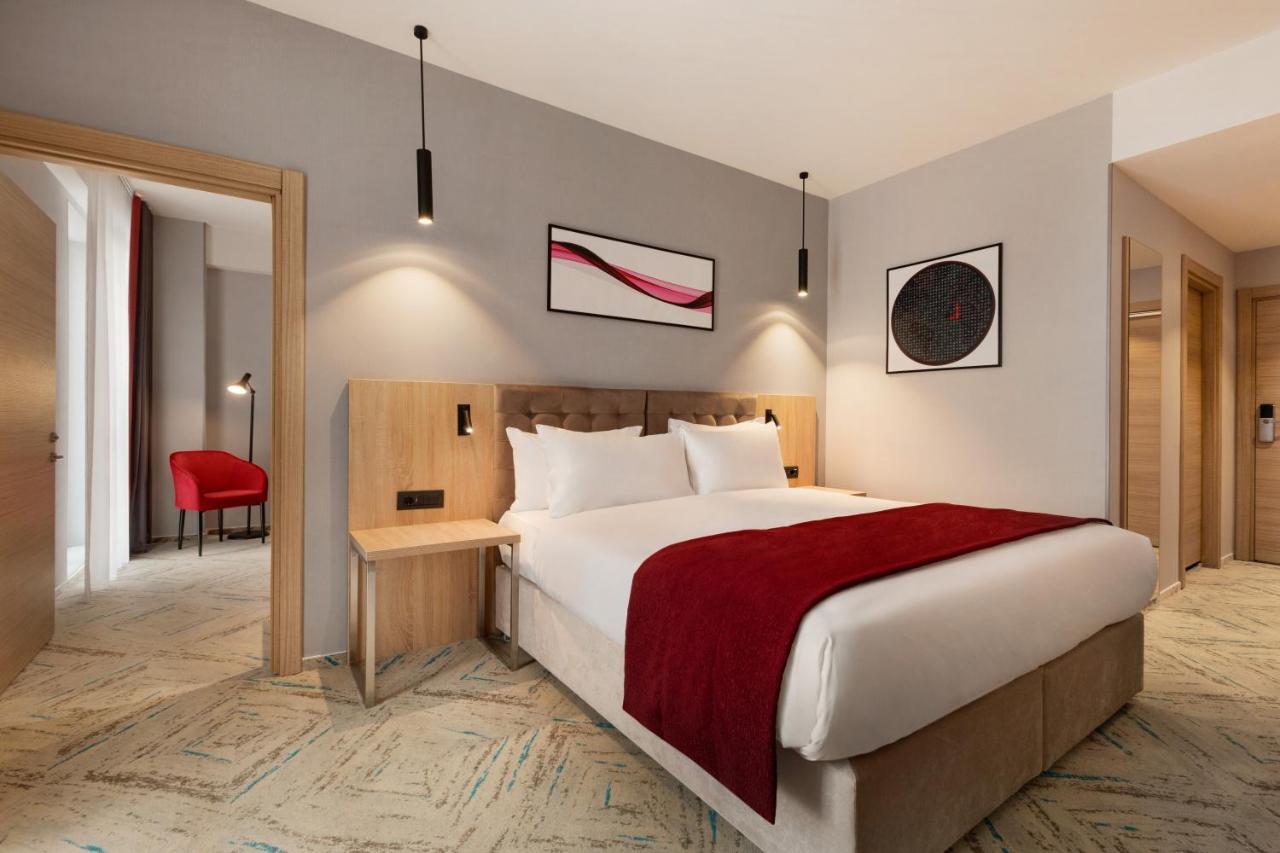 Ramada By Wyndham Targu Jiu Hotel Luaran gambar