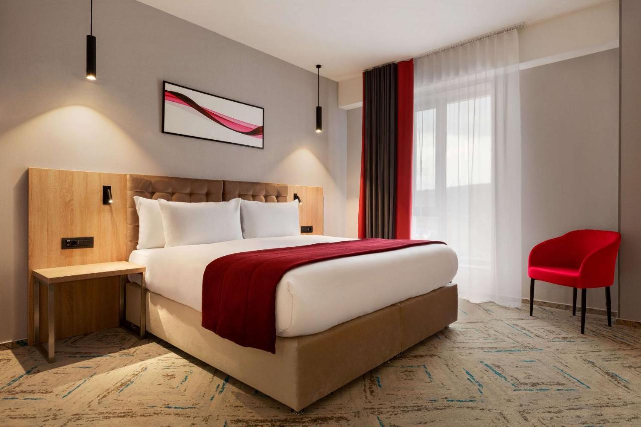 Ramada By Wyndham Targu Jiu Hotel Luaran gambar