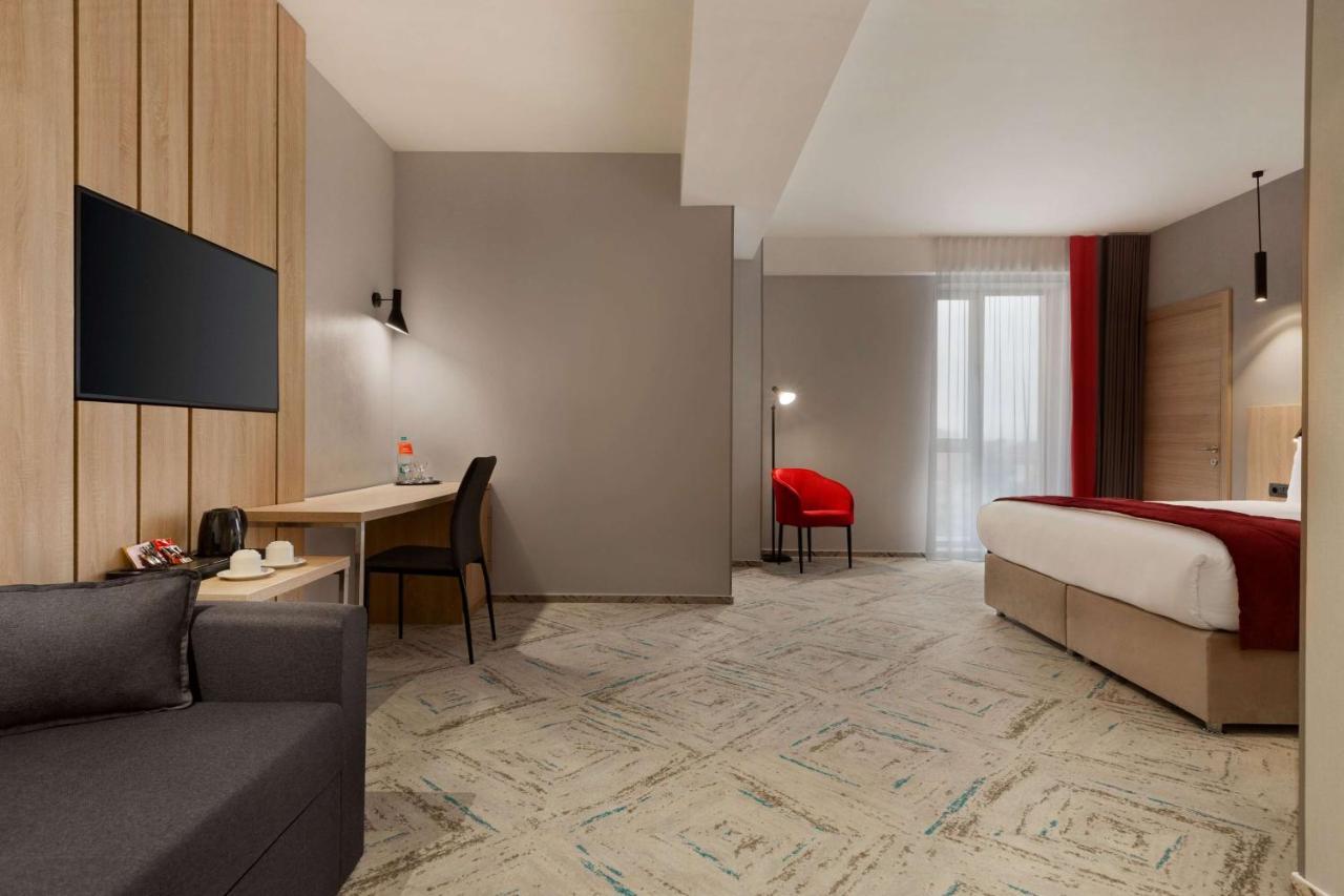 Ramada By Wyndham Targu Jiu Hotel Luaran gambar