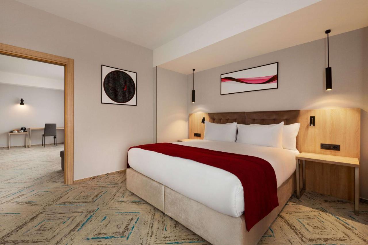 Ramada By Wyndham Targu Jiu Hotel Luaran gambar
