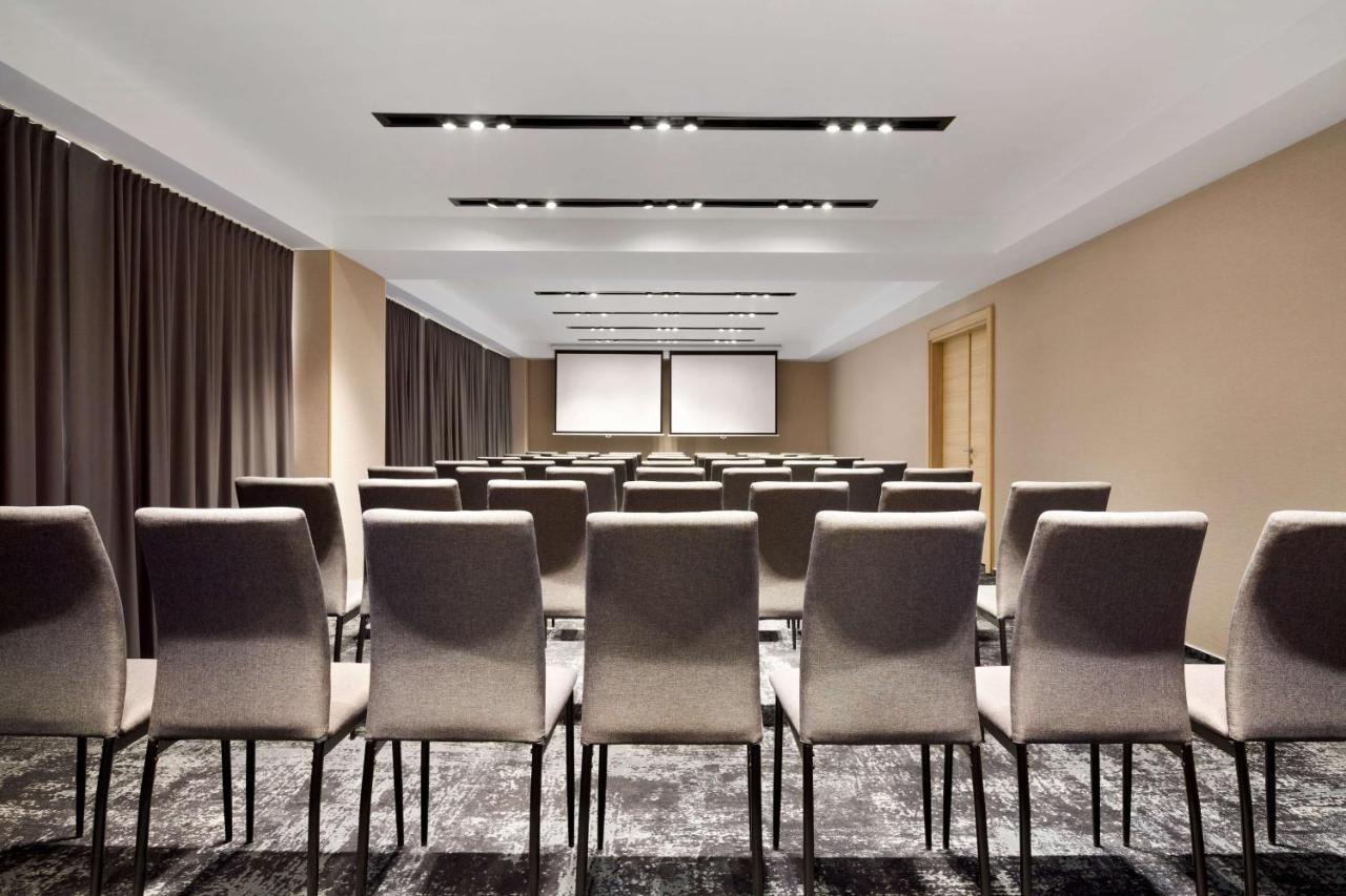 Ramada By Wyndham Targu Jiu Hotel Luaran gambar