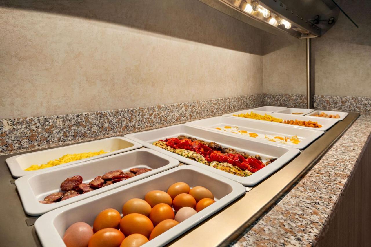 Ramada By Wyndham Targu Jiu Hotel Luaran gambar
