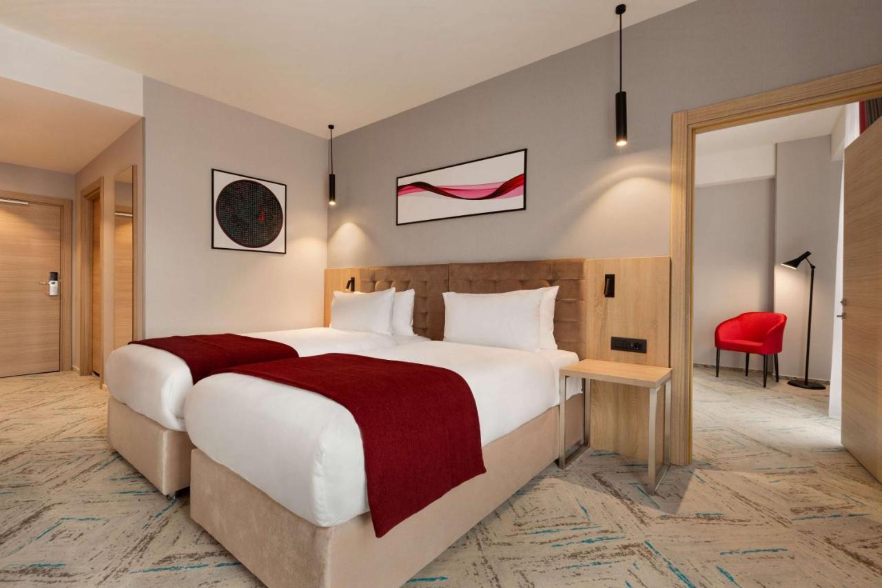 Ramada By Wyndham Targu Jiu Hotel Luaran gambar