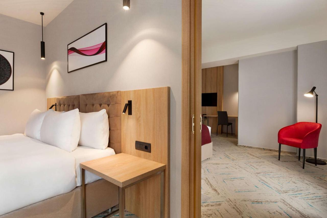 Ramada By Wyndham Targu Jiu Hotel Luaran gambar