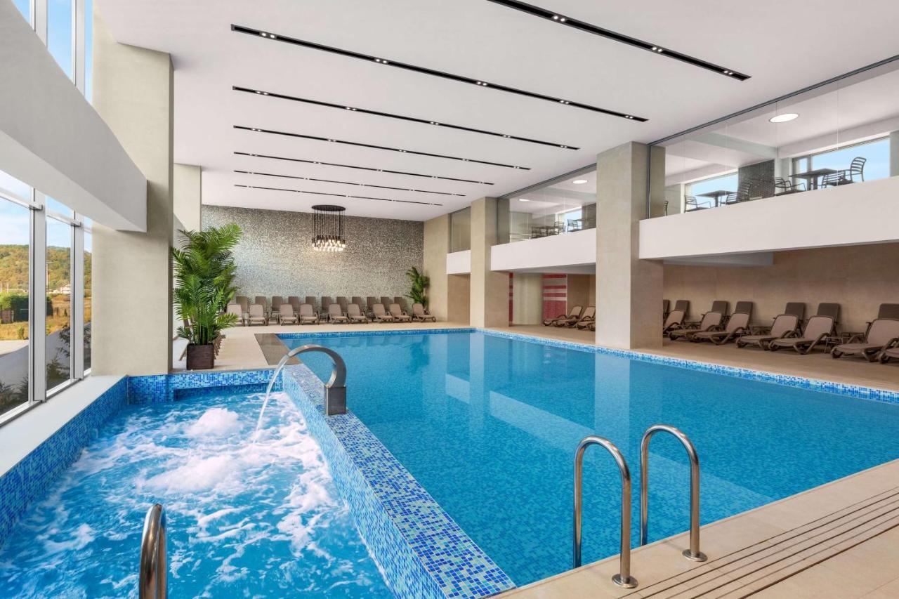 Ramada By Wyndham Targu Jiu Hotel Luaran gambar